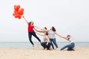 Séance photo EVJF dynamique avec des ballons sur la plage de deauville.