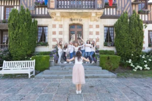 Séance photo evjf dynamique avec des amies davant la mairie de Deauville.