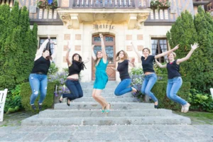 Future mariée et ses copines sautant devant la mairie de Deauville.