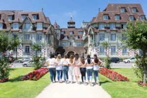 Future mariée et son groupe d'amies marchant de dos face au Normandy Deauville.