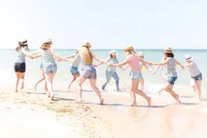 EVJF, elles dansent sur le sable les pieds dans l'eau