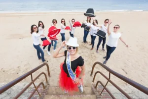 Lancé de chapeau lors d'un shooting EVJF à Deauville