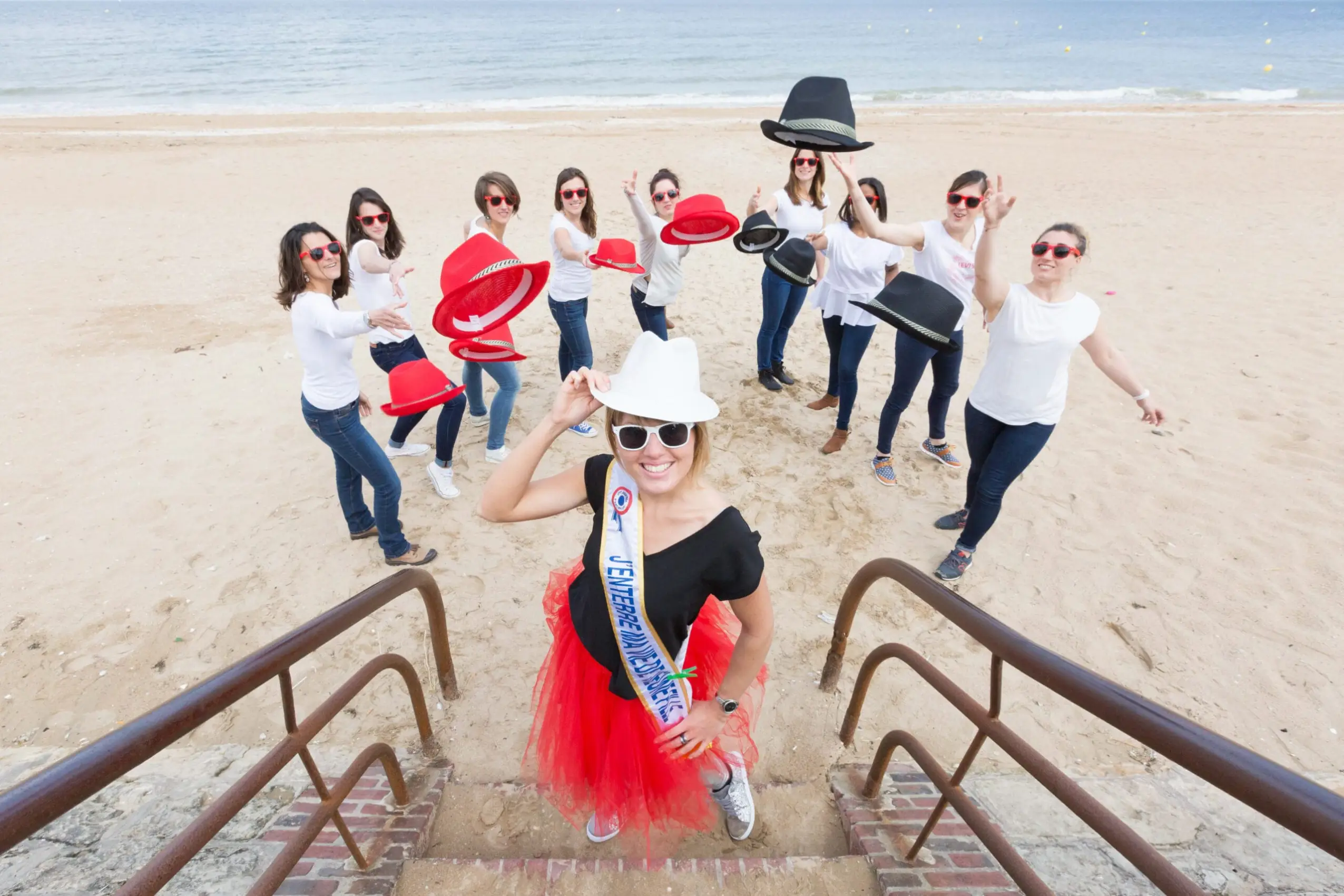 Lancé de chapeau lors d'un shooting EVJF à Deauville