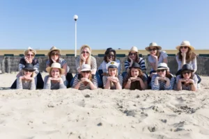 future mariée et ses demoiselles d'honneur sur la plage de deauville