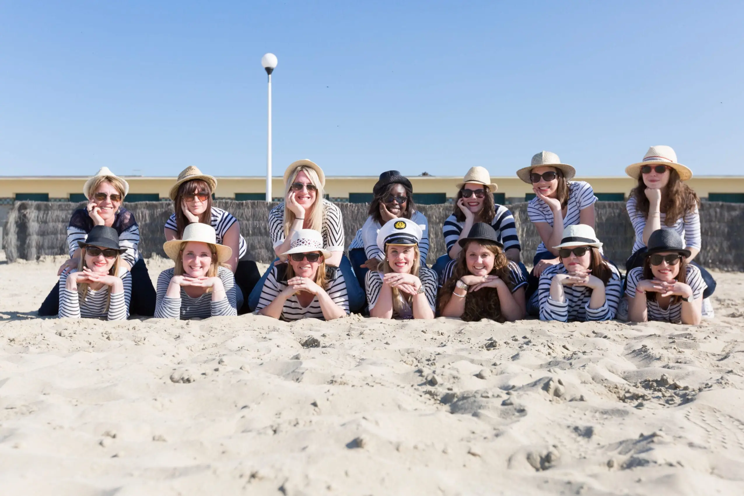 future mariée et ses demoiselles d'honneur sur la plage de deauville
