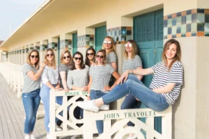 Séance photo EVJF à Deauville, les filles posent en marinière