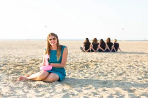 fututre mariée assise sur le sable de Deauville, coucher de soleil.