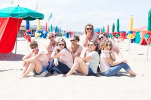 Shooting photo EVJF devant les parasols colorés de Deauville.