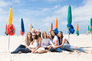 Shooting photo EVJF sous les parasols colorés typiques de la plage de Deauville.
