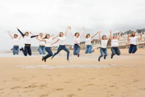 EVJF à Cabourg, les filles sautent sur la plage.