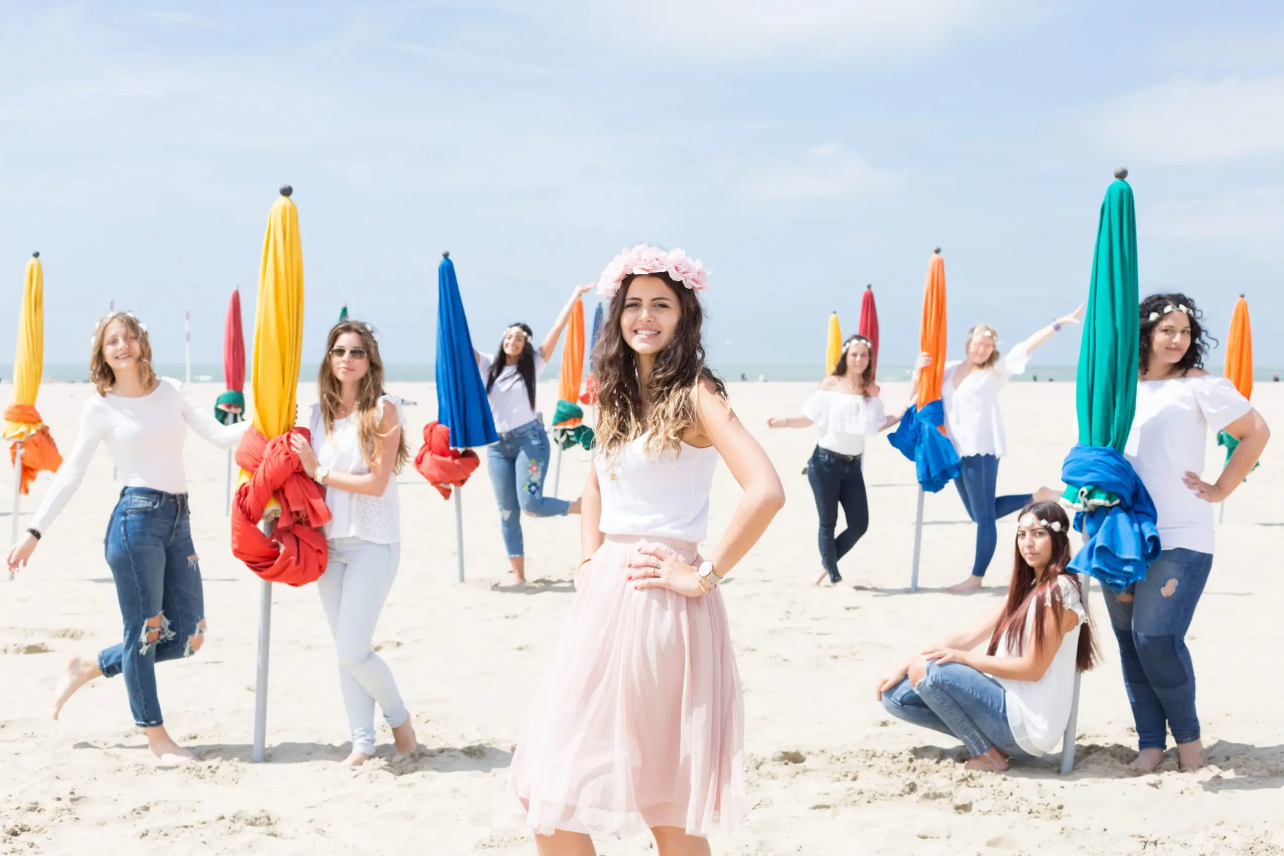 groupe d'amies faisant une séance photo EVJF devant les parasol de Deauville.