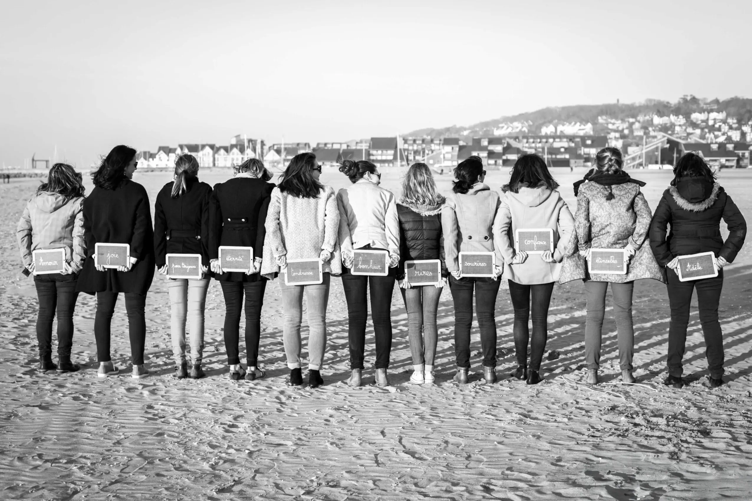 Ambiance douce pour ce shooting EVJF en fin de journée sur la plage de Cabourg.