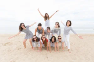 EVJF à Deauville, les filles font une pyramide sur le sable.