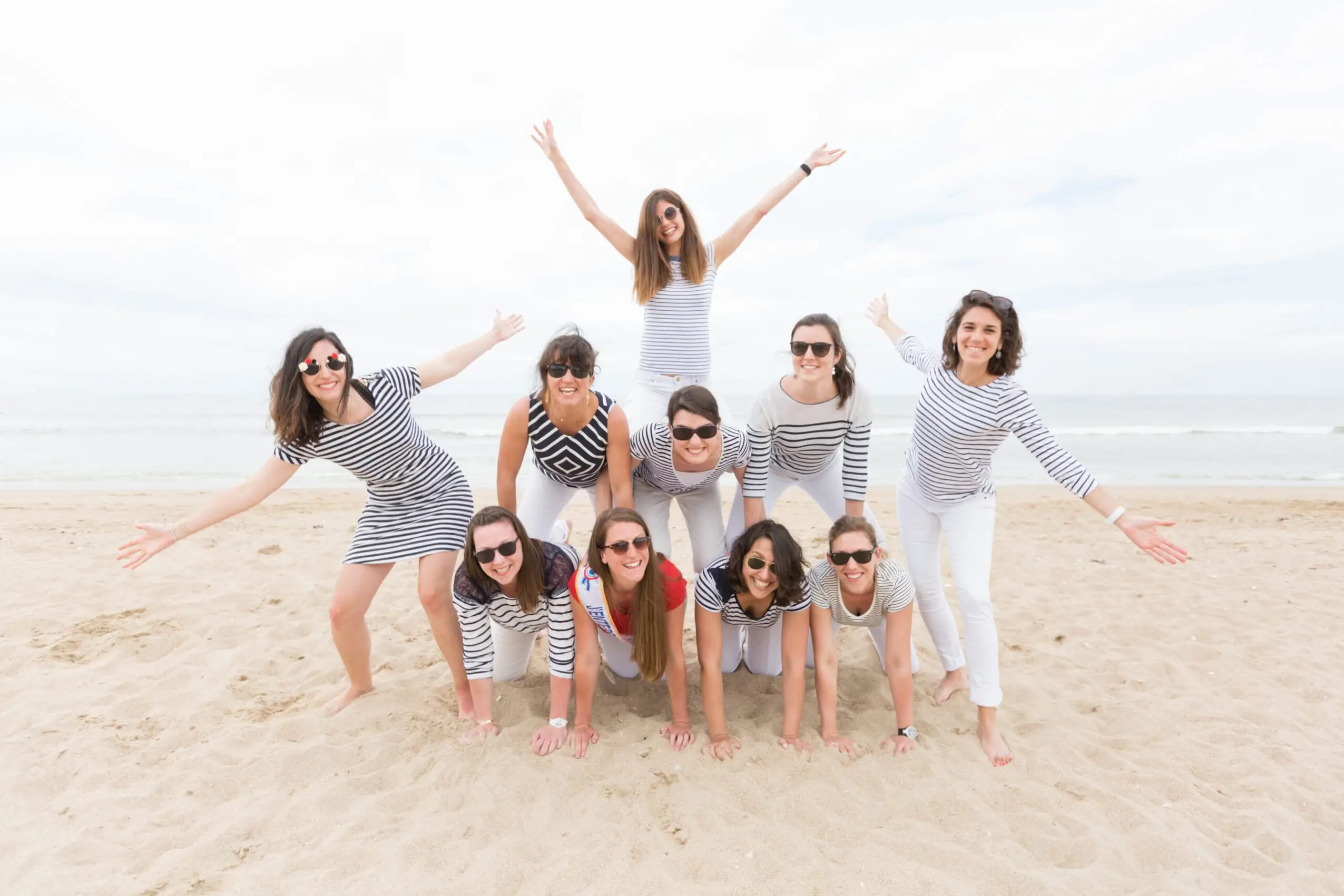 EVJF à Deauville, les filles font une pyramide sur le sable.