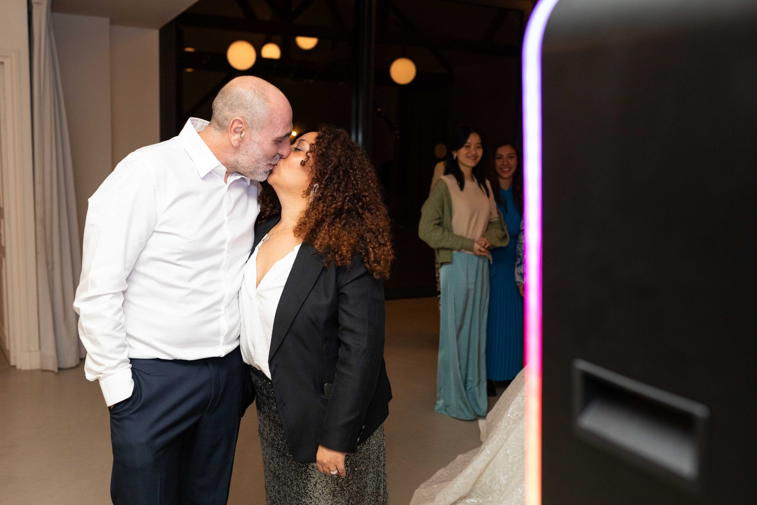 Souvenir photo grâce à une borne selfie privatisé pour votre évènement.