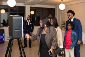 Animation photobooth conviviale pour événement familiale en Normandie.