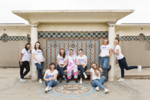 Future mariée et ses copines posant à Deauville