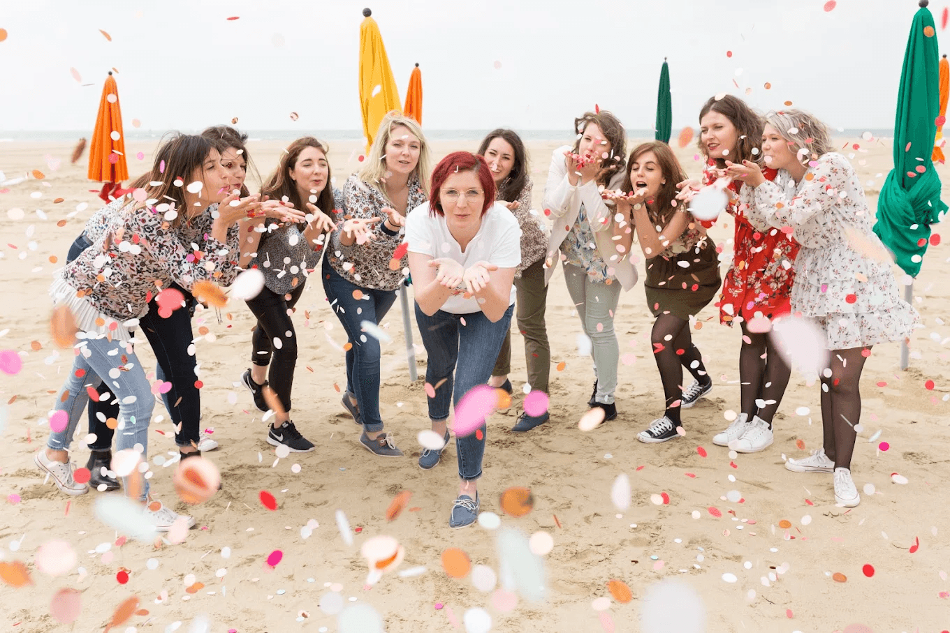 Éclats de rire et jets de confettis sur la plage de Deauville pour un enterrement de vie de jeune fille.