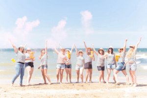 Groupe de copines en marinière sur la plage de Deauville