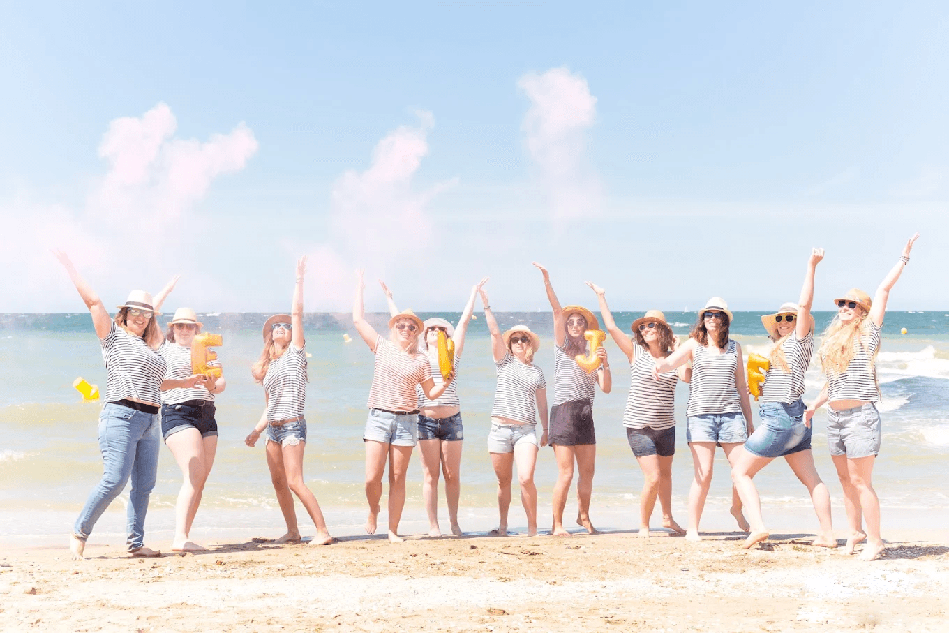 Groupe de copines en marinière sur la plage de Deauville