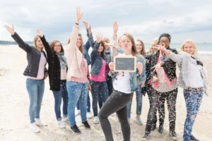 jets de confettis sur la plage de Cabourg pour un enterrement de vie de jeune fille.