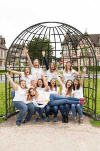 Shooting photo d'un EVJF devant le Grand Hôtel de Cabourg avec un groupe d'amies heureuses.