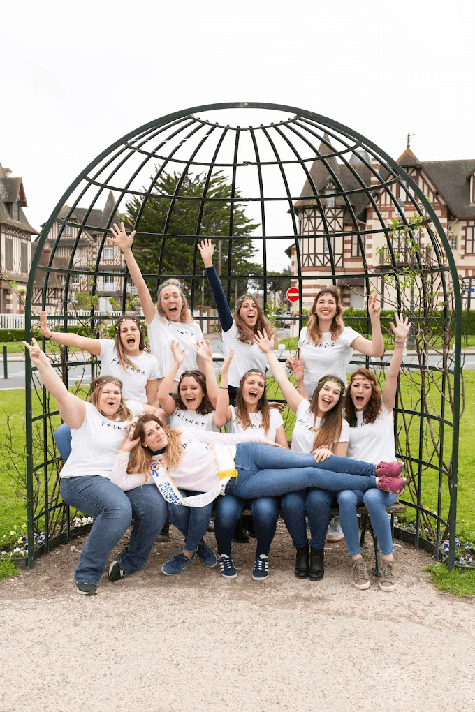 Shooting photo d'un EVJF devant le Grand Hôtel de Cabourg avec un groupe d'amies heureuses.