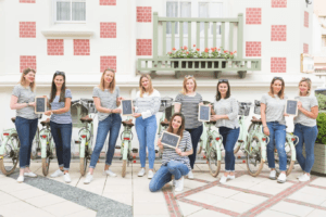 Jeunes filles en marinière pour l'EVJF à Deauville
