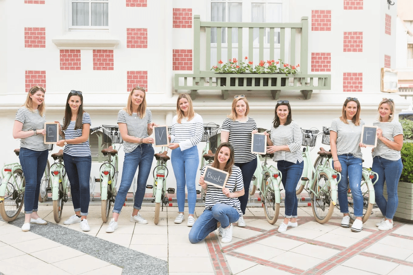 Jeunes filles en marinière pour l'EVJF à Deauville