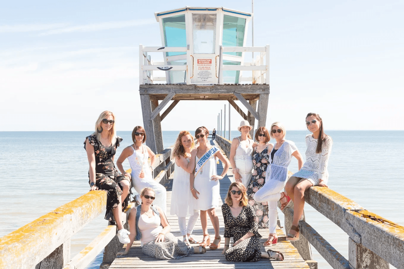 groupe de fille pour un EVJF sur la jetée de luc sur mer