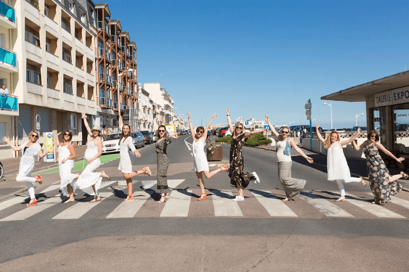 Jeunes femmes pendant un EVJF portant des lunettes de soleil traversant la route à Deauville.