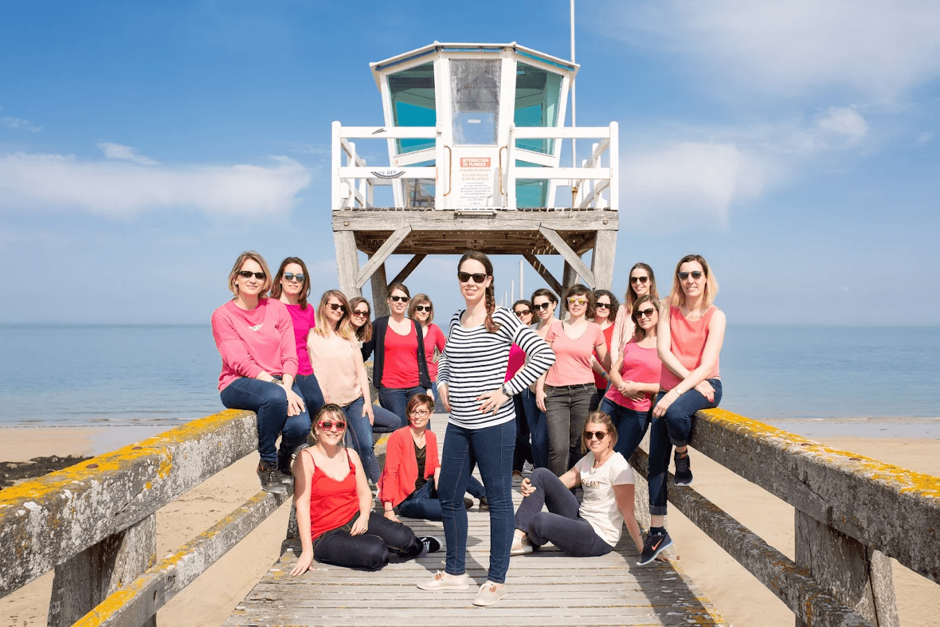 groupe de fille en séance photo pour un evjf sur la jetée de luc sur mer