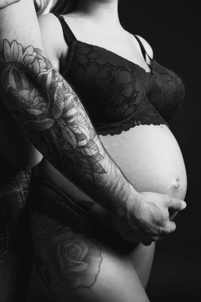 Photo artistique de grossesse en noir et blanc à Honfleur