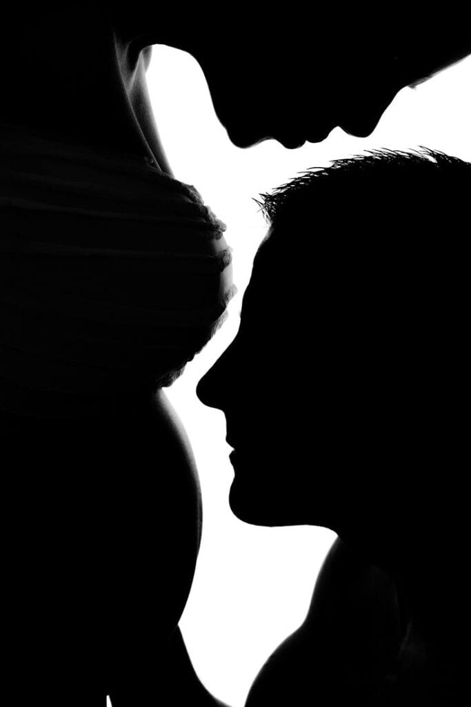 Séance grossesse, silhouette d'un couple attendant leur bébé en noir et blanc
