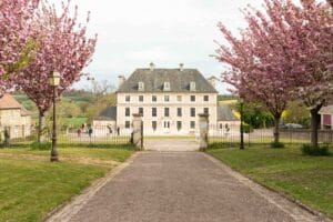 Vue extérieure du magnifique Domaine d'Aslan avec ses cerisiers en fleurs au printemps.