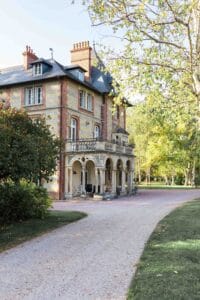 Façade majestueuse du Château de la Bribourdière, un lieu de réception de mariage près de Honfleur.