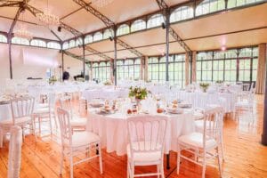 L'Orangerie du Domaine d'Aslan aménagée et décorée pour un grand repas de mariage.