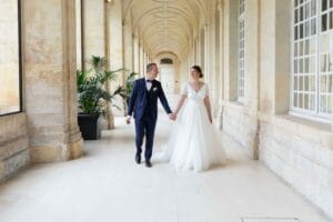 Séance photo de couple romantique dans la galerie lumineuse de l'abbaye aux dames
