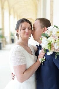Instant de tendresse et de complicité entre les jeunes mariés lors de leur mariage à Deauville.