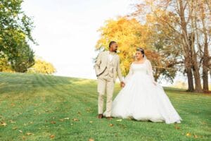 Les jeunes mariés se promènent dans le magnifique parc du domaine lors de leur mariage en Normandie.