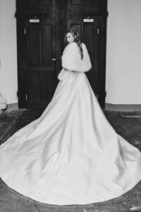 Portrait de mariage romantique d'une mariée en noir et blanc