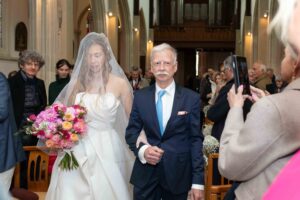 Entrée émouvante de la mariée au bras de son père lors de la cérémonie à la mairie.