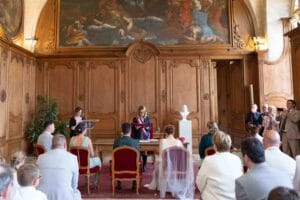 Superbe salle des mariages de la Mairie de Caen avec ses boiseries lors d'une cérémonie civile.