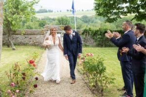 Émouvante arrivée de la mariée radieuse lors de la cérémonie laïque en extérieur.