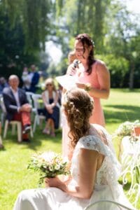 Discours touchant de la famille lors de la cérémonie de mariage en plein air à la Bergerie du Doux Marais.