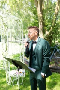 Cérémonie laïque pleine d'émotion célébrée en extérieur dans les jardins de la Bergerie du Doux Marais.