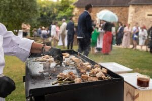 Atelier culinaire à la plancha servi par le traiteur lors du vin d'honneur champêtre.