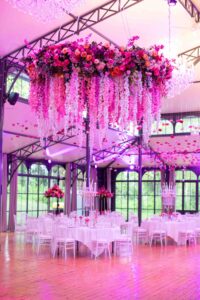 Spectaculaire lustre floral suspendu au plafond de l'Orangerie du Domaine d'Aslan pour un mariage.