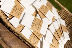 Petits mouchoirs personnalisés pour les larmes de joie des invités du mariage.