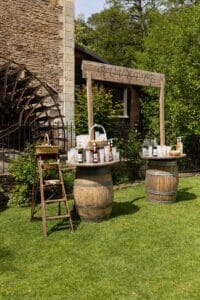 Buvette champêtre réalisée avec des tonneaux en bois pour rafraîchir les invités du mariage.